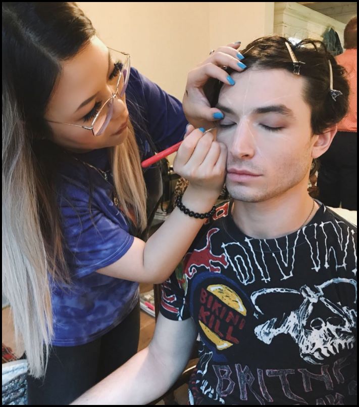 Դիմահարդարուհին ձեռքերի ու ոտքերի վրա պատրանքներ է ստեղծում: Այնքան իրատեսական է երևում, որ ակամայից փշաքաղվում ես