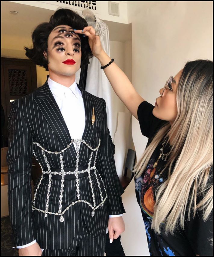 Դիմահարդարուհին ձեռքերի ու ոտքերի վրա պատրանքներ է ստեղծում: Այնքան իրատեսական է երևում, որ ակամայից փշաքաղվում ես