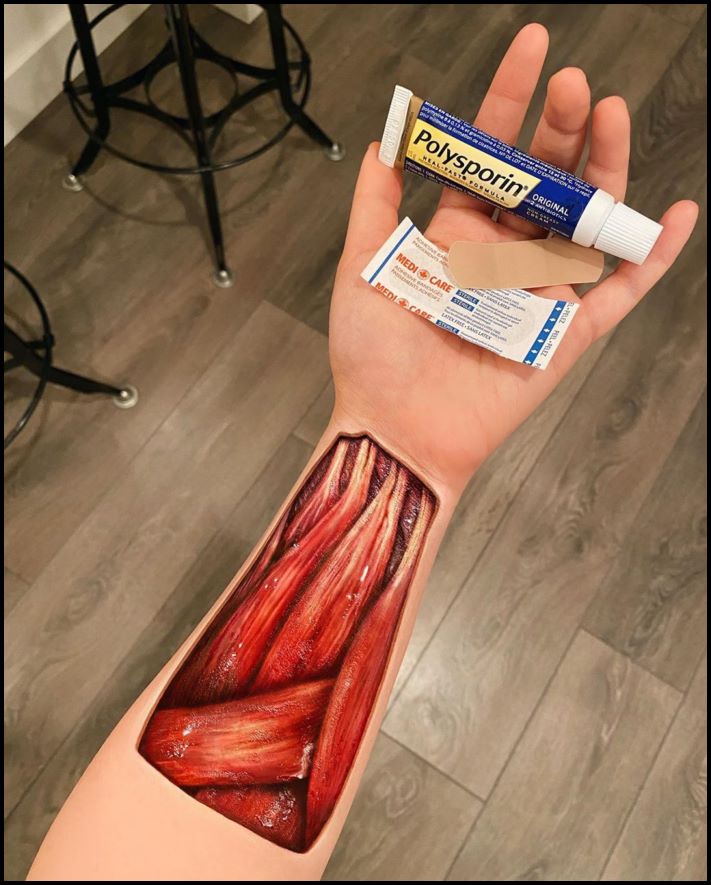 Դիմահարդարուհին ձեռքերի ու ոտքերի վրա պատրանքներ է ստեղծում: Այնքան իրատեսական է երևում, որ ակամայից փշաքաղվում ես