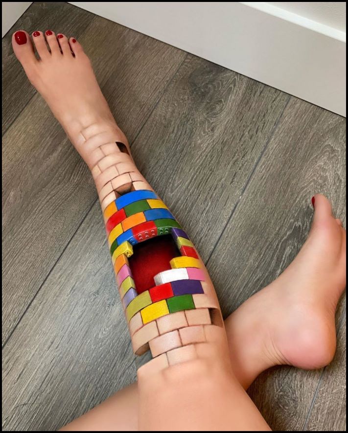 Դիմահարդարուհին ձեռքերի ու ոտքերի վրա պատրանքներ է ստեղծում: Այնքան իրատեսական է երևում, որ ակամայից փշաքաղվում ես