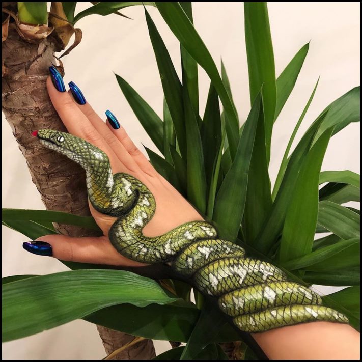 Դիմահարդարուհին ձեռքերի ու ոտքերի վրա պատրանքներ է ստեղծում: Այնքան իրատեսական է երևում, որ ակամայից փշաքաղվում ես