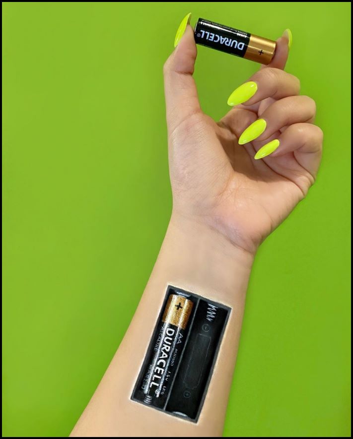 Դիմահարդարուհին ձեռքերի ու ոտքերի վրա պատրանքներ է ստեղծում: Այնքան իրատեսական է երևում, որ ակամայից փշաքաղվում ես