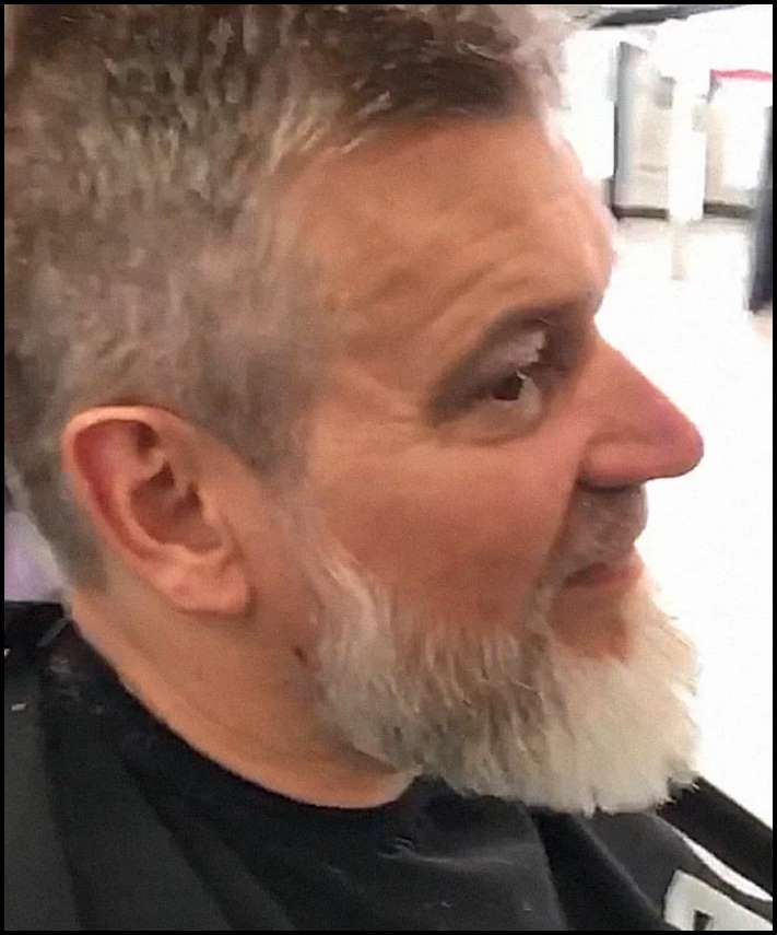 Վարսավիրն անվճար կտրեց անօթևանի մազերը, և պարզվեց, որ իսկական գեղեցիկ տղամարդ է թաքնված նրա մազերի և մորուքի տակ