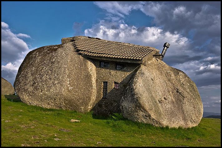 Մի քանի տներ, որոնք կառուցվել են դրանց համար ամենաանպատեհ վայրերում