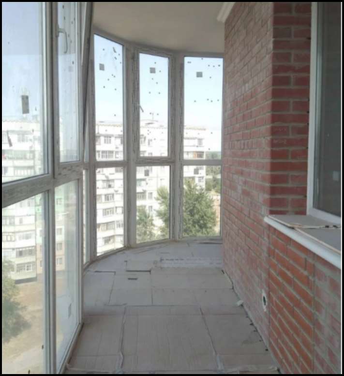Տղամարդը ոճային դասավորեց լոջիան, այդտեղ չորանոցներ և պահարաններ չկան, բայց կա շատ ոճային տարածք