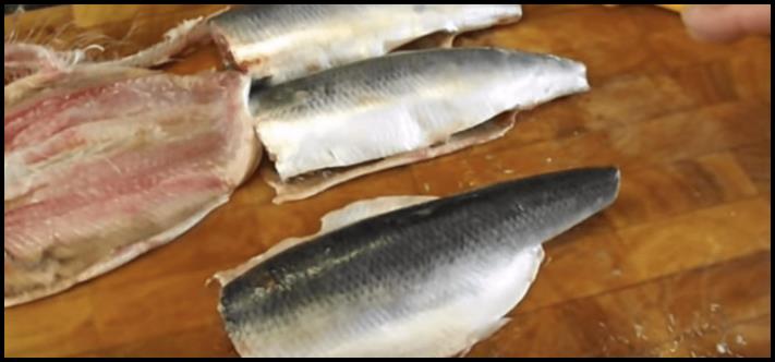 Հետաքրքիր օրինակ, թե ինչպես մաքրել ծովատառեխը։ Պարզապես սեղմեք և ստացեք ֆիլե