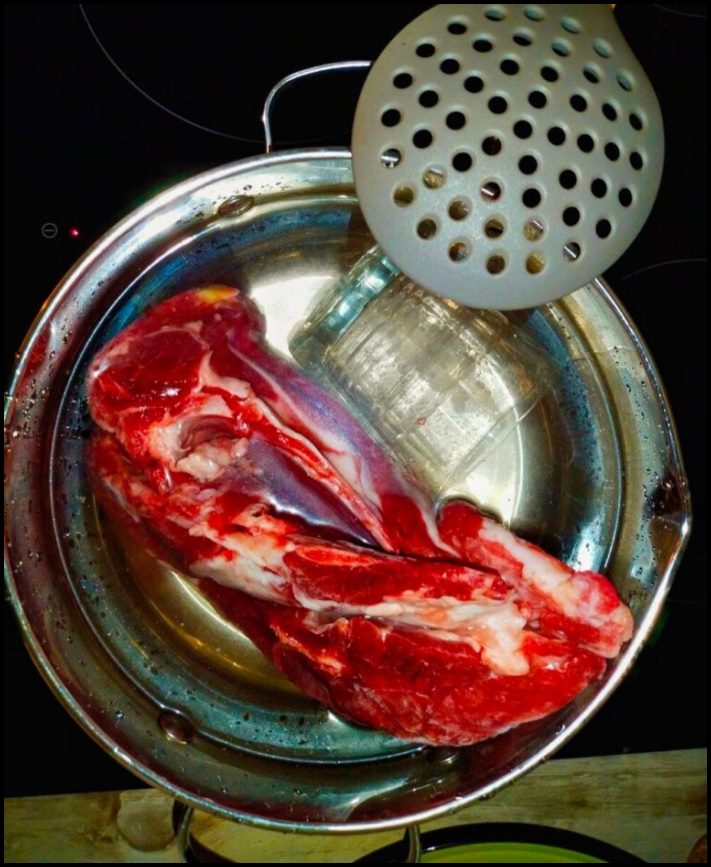 Ինչու՞ են միս եփելիս բաժակ դնում կաթսայի մեջ։ Հին խորամանկություն