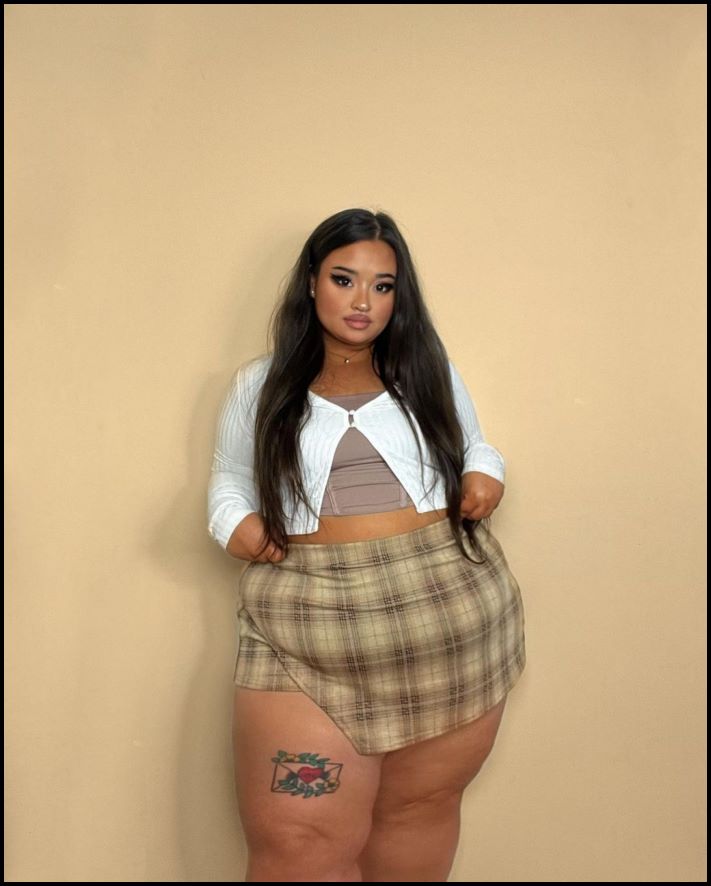 Նա ակնհայտորեն նեղվում է դրա մեջ։ XXL աղջիկը հագել է կապերով զգեստ