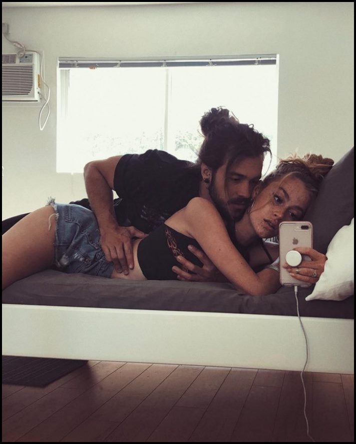 Այս զույգը սկսեց անձնական լուսանկարներ ներբեռնել համացանց և հայտնի դարձավ ամբողջ ինտերնետում