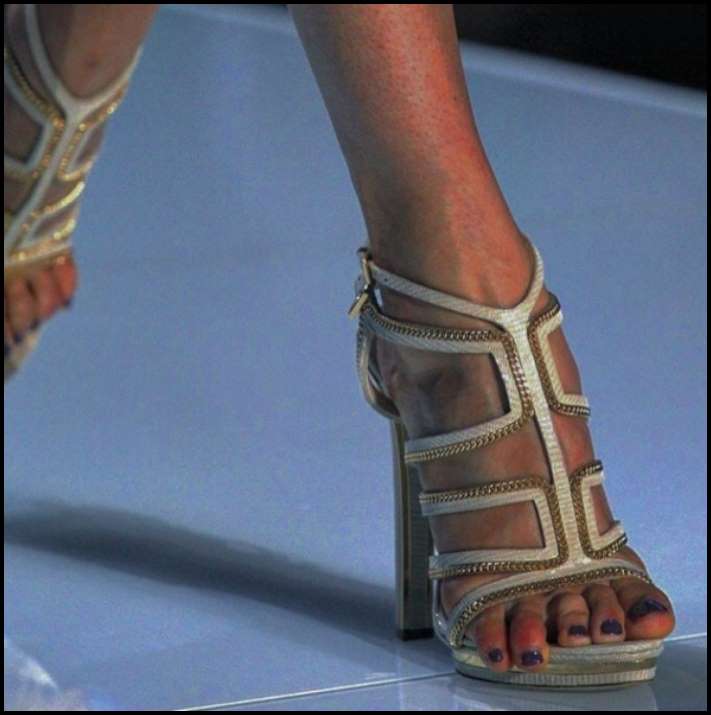 Ավելի լավ է չնայել։ Կոշիկի լուսանկար, որը կգնահատեն միայն իսկական մոդայիկները