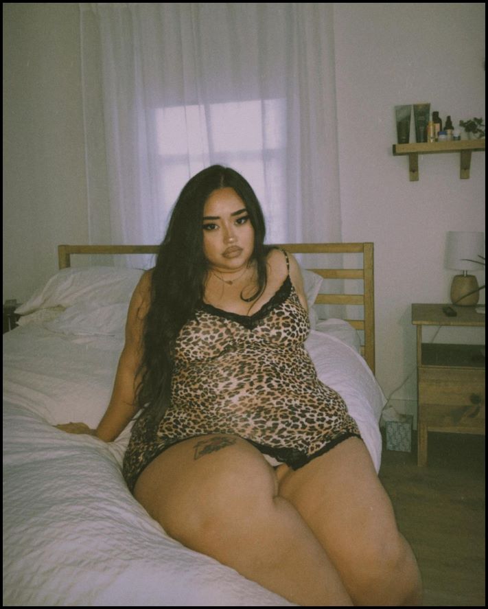 Նա ակնհայտորեն նեղվում է դրա մեջ։ XXL աղջիկը հագել է կապերով զգեստ