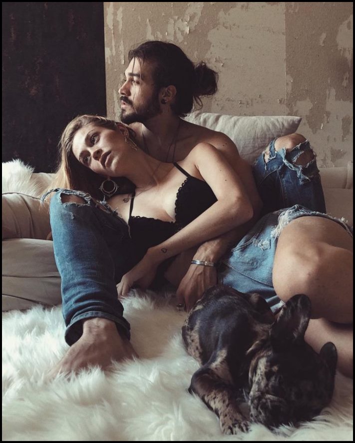 Այս զույգը սկսեց անձնական լուսանկարներ ներբեռնել համացանց և հայտնի դարձավ ամբողջ ինտերնետում