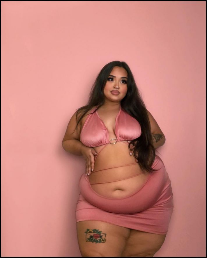 Նա ակնհայտորեն նեղվում է դրա մեջ։ XXL աղջիկը հագել է կապերով զգեստ