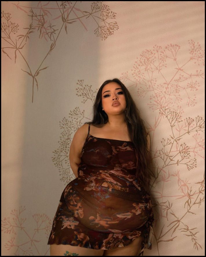 Նա ակնհայտորեն նեղվում է դրա մեջ։ XXL աղջիկը հագել է կապերով զգեստ