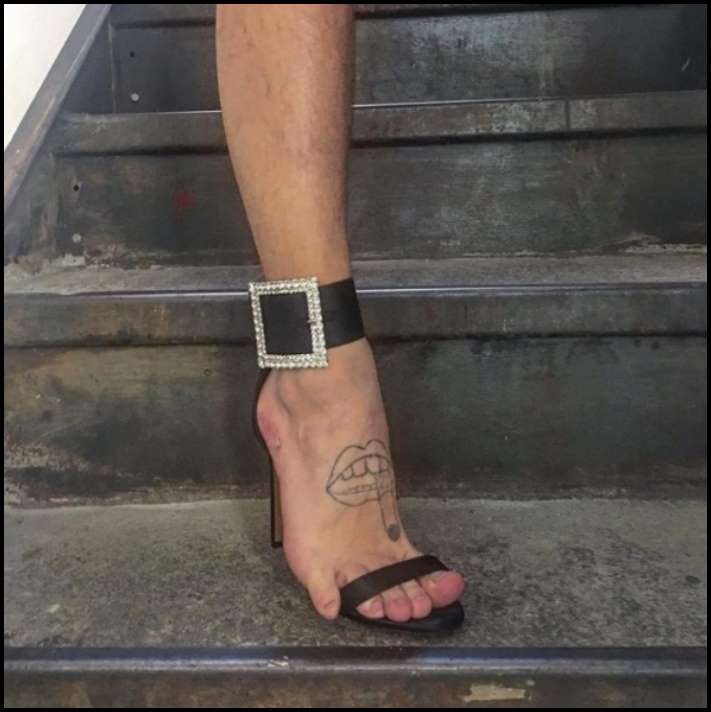 Ավելի լավ է չնայել։ Կոշիկի լուսանկար, որը կգնահատեն միայն իսկական մոդայիկները