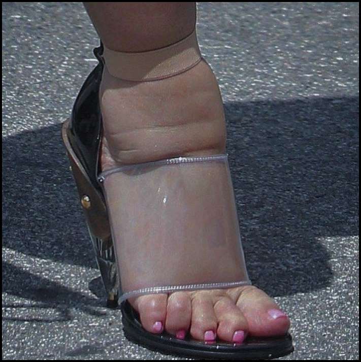 Ավելի լավ է չնայել։ Կոշիկի լուսանկար, որը կգնահատեն միայն իսկական մոդայիկները