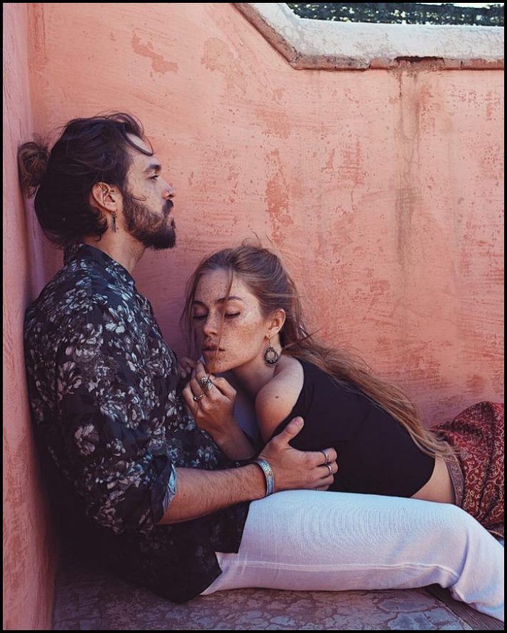 Այս զույգը սկսեց անձնական լուսանկարներ ներբեռնել համացանց և հայտնի դարձավ ամբողջ ինտերնետում