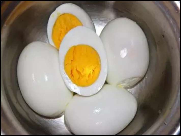 Եփած կեղևավորված ձվերը պահում եմ մինչև երկու ամիս։ Որքան երկար են մնում, այնքան ավելի համեղ է լինում