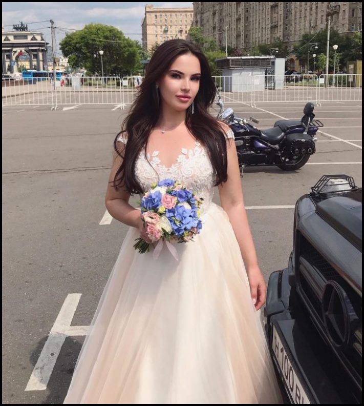 Նրան անվանում էին համացանցի ամենագեղեցիկ հարսնացուն, մինչև որ չհայտնվեցին նրա արխիվային լուսանկարները