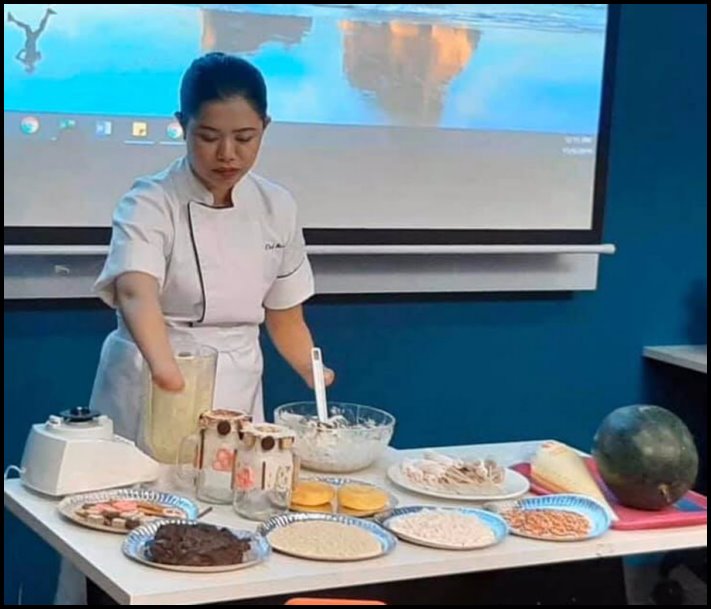 Ձեռքերը կորցրած աղջիկը դարձել է հաջողակ խոհարար։ Նա աշխատում է առանց պրոթեզների