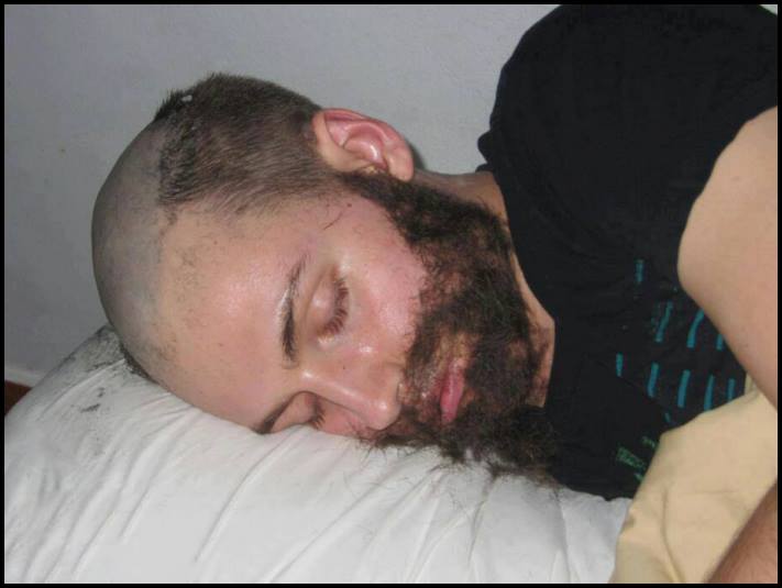 17 լուսանկար, որոնք ցույց են տալիս, թե ինչ է տեղի ունենում այն խեղճ մարդու հետ, ով առաջինն է քնում բուռն երեկույթի ժամանակ