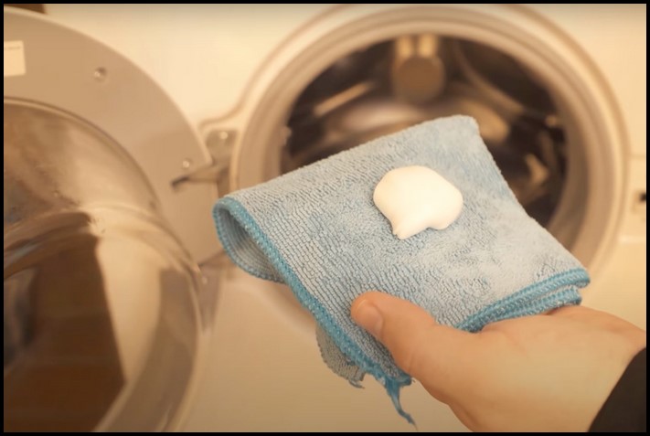 Ինչպես մաքրել լվացքի մեքենան սափրվելու փրփուրով
