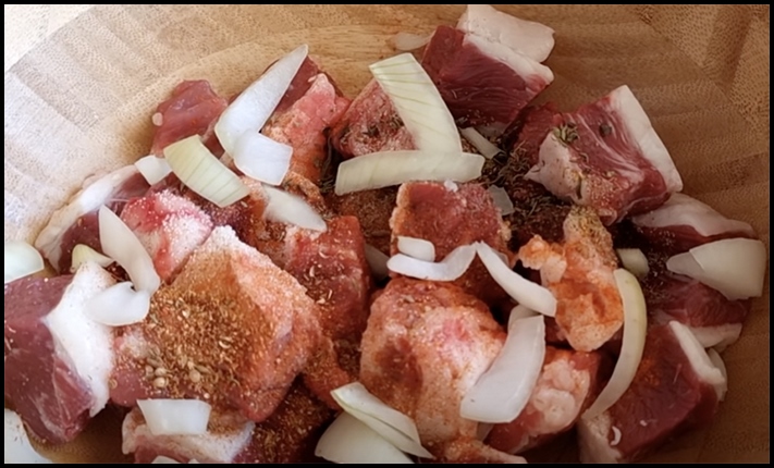 Խորովածի համար սովորական կաթսա ենք վերցնում և հիմա պետք չէ դուրս գնալ, ծխով միս ենք տապակում հենց բնակարանում