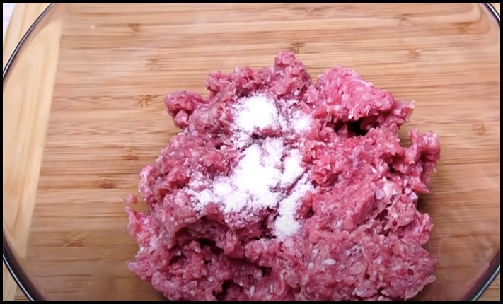 Աղացած մսի վրա ուղղակիորեն սոդա և օսլա ենք ավելացնում։ Փափլիկ և օդային նրբերշիկներ, ինչպես երբեք