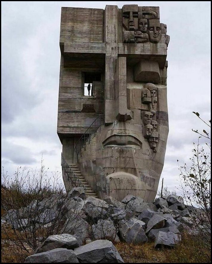 Անսովոր կոշտ շենքերի 16 լուսանկար, որոնց գծերը և՛ պարզ են, և՛ խիստ