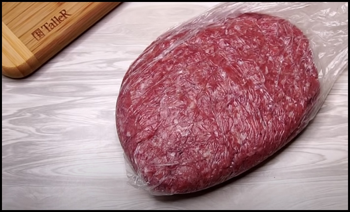 Աղացած մսի վրա ուղղակիորեն սոդա և օսլա ենք ավելացնում։ Փափլիկ և օդային նրբերշիկներ, ինչպես երբեք