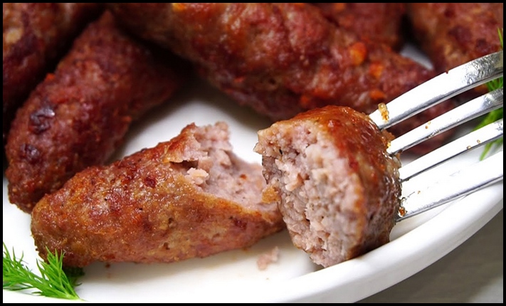 Աղացած մսի վրա ուղղակիորեն սոդա և օսլա ենք ավելացնում։ Փափլիկ և օդային նրբերշիկներ, ինչպես երբեք