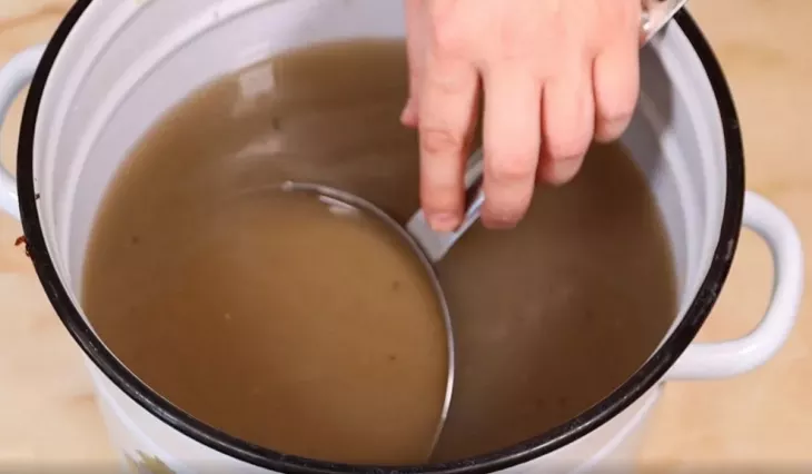🍳 Այրված թավան այլևս խնդիր չէ. ահա պարզ լուծումը. Թավան մաքուր է և ներսից, և դրսից, իսկ այդ ամենը արեց այս փոքրիկը։