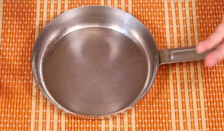 🍳 Այրված թավան այլևս խնդիր չէ. ահա պարզ լուծումը. Թավան մաքուր է և ներսից, և դրսից, իսկ այդ ամենը արեց այս փոքրիկը։