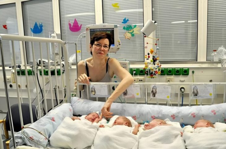 👶 65-ամյա կինը դարձել է քառյակների մայր և այժմ մեծացնում է 12 երեխա. ահա թե ինչ տեսք ունեն նրա երեխաները