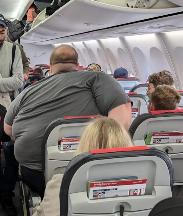 ✈️ Օդանավում աշխատող ուղեկցորդուհին փորձեց իջեցնել տղամարդուն ավելորդ քաշի պատճառով, սակայն տղամարդն անսպասելի քայլ արեց