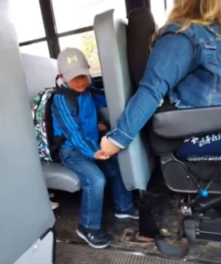 🚌 Նա ամեն առավոտ ավտոբուսում լաց էր լինում, մինչև մի կին ուղղեց ձեռքը դեպի նրան