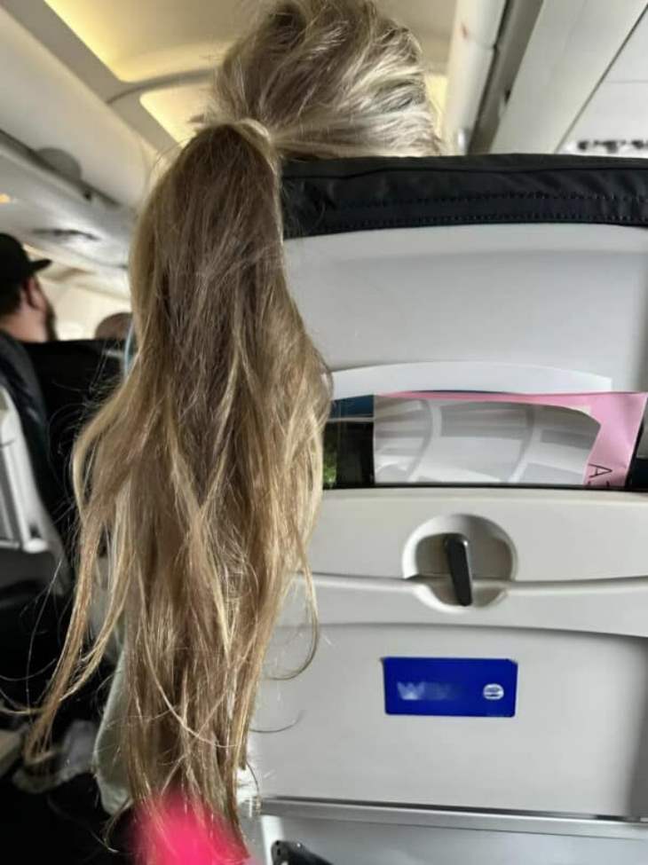 😲✈️ Ինքնաթիռում իմ դիմաց նստած աղջիկը մազերը գցեց իմ էկրանի վրա։ Իմ պատասխանը ցնցեց նրան։