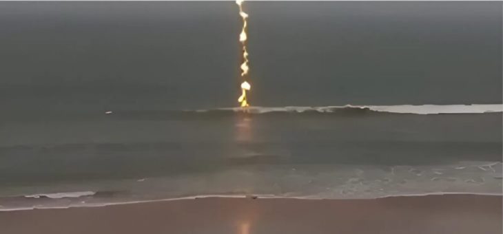 🌊 Օվկիանոսի վրայով մրրիկ նկարելիս սարսափելի պահի ականատես դարձա. դա մինչև հիմա մարմնիս մրմուռ է առաջացնում։