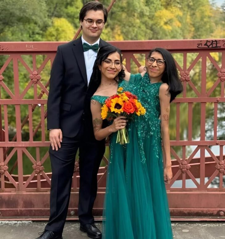 👰‍♀️🤵‍♂️ Սիամական երկվորյակները, որոնք միացած էին որովայնի հատվածում, ամուսնացել են նույն տղամարդու հետ. ահա թե ինչ տեսք ունի նրանց ամուսինը։