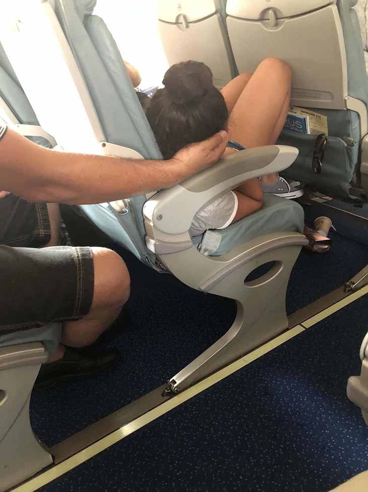 Համացանցային քննարկումներ՝ հոր արարքի շուրջ, ով 45 րոպե ձեռքը դստեր գլխի տակ է պահել ինքնաթիռում