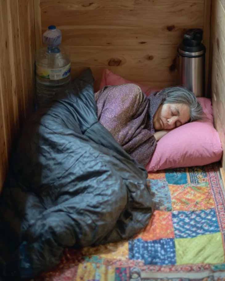 Կինս մորս ստիպել էր քնել միջանցքի հատակին. այն, ինչ ես արեցի, երբ հասա տեղ, նա երբեք չի մոռանա 😡