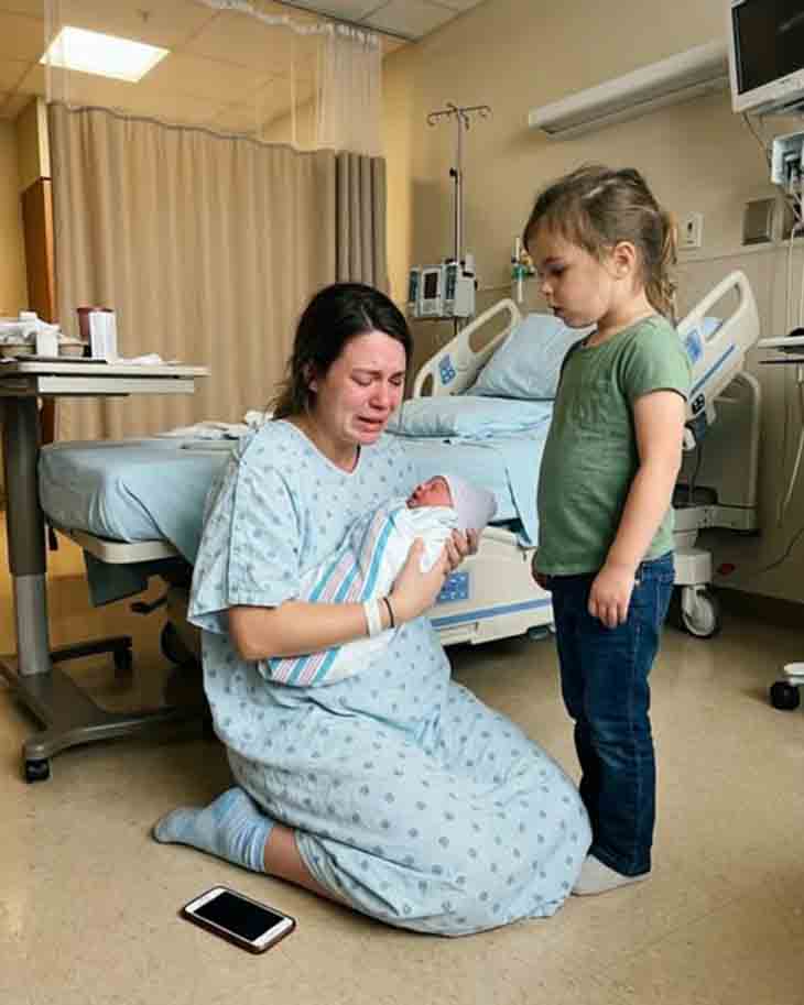 😱 ՏԱՍՆԱՄՅԱ ԴՈՒՍՏՐՍ ՆԱՅԵՑ ՆՈՐԱԾՆԻՆ ՈՒ ՇՇՆՋԱՑ. &laquo;ՄԱՄԱ&hellip; ՄԵՆՔ ՉԵՆՔ ԿԱՐՈՂ ԱՅՍ ԵՐԵԽԱՅԻՆ ՏՈՒՆ ՏԱՆԵԼ&raquo;։ ՇՓՈԹՎԱԾ ՀԱՐՑՐԻ ՊԱՏՃԱՌԸ։ ՆԱ ԴՈՂԴՈՋՈՒՆ ՁԵՌՔԵՐՈՎ ՊԱՐԶԵՑ ՀԵՌԱԽՈՍՆ ՈՒ ԱՍԱՑ. &laquo;ԴՈՒ ՊԵՏՔ Է ՍԱ ՏԵՍՆԵՍ&raquo;։ ԷԿՐԱՆԻՆ ՆԱՅԵԼՈՒՑ ՀԵՏՈ ՈՏՔԵՐՍ ԹՈՒԼԱՑԱՆ 😱