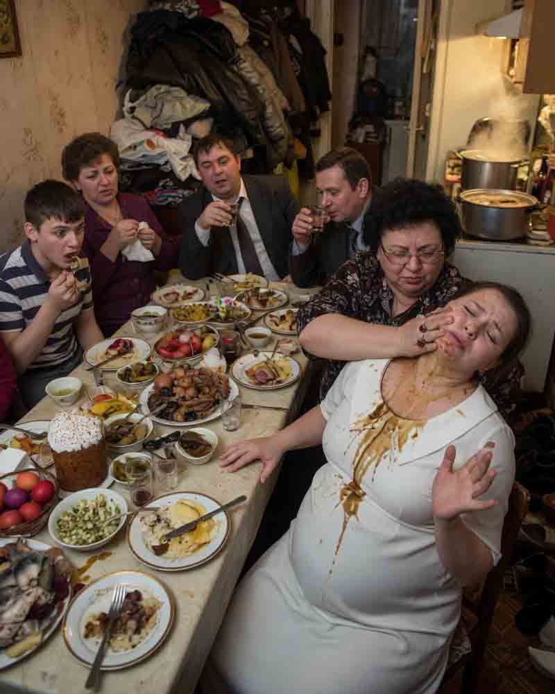 🍽️ ԶԱՏԿԻ ԸՆԹՐԻՔԻՆ ՔՍԱՆ ՀՅՈՒՐԻ ՆԵՐԿԱՅՈՒԹՅԱՄԲ ՍԿԵՍՈՒՐՍ ԴԵՄՔՍ ՀՐԵՑ ԱՓՍԵԻ ՄԵՋ, ԵՐԲ ՀՂԻՈՒԹՅԱՆՍ ՅՈԹԵՐՈՐԴ ԱՄՍՈՒՄ ԷԻ։ &laquo;ՈՒՂԻՂ ՆՍՏԻՐ, ԸՆՏԱՆԻՔԸ ՄԻ ԽԱՅՏԱՌԱԿԻ&raquo;,&mdash; ԿՏՐՈՒԿ ԱՍԱՑ ՆԱ, ԻՍԿ ԱՄՈՒՍԻՆՍ ԱՅՆՔԱՆ ԲԱՐՁՐ ԾԻԾԱՂԵՑ, ԿԱՐԾԵՍ ԴԱ ԵՐԵԿՈՅԻ ԼԱՎԱԳՈՒՅՆ ՀԱՄԱՐՆ ԷՐ։ ՆՐԱՆՔ ՍՊԱՍՈՒՄ ԷԻՆ, ՈՐ ՍՈՎՈՐՈՒԹՅԱՆՍ ՀԱՄԱՁԱՅՆ ԿՄԱՔՐԵՄ ՍՈՈՒՍՆ ՈՒ ԼՈՒՌ ԿԳՆԱՄ ԽՈՀԱՆՈՑ, ԲԱՅՑ ՉԱՐԱՉԱՐ ՍԽԱԼՎՈՒՄ ԷԻՆ 😱