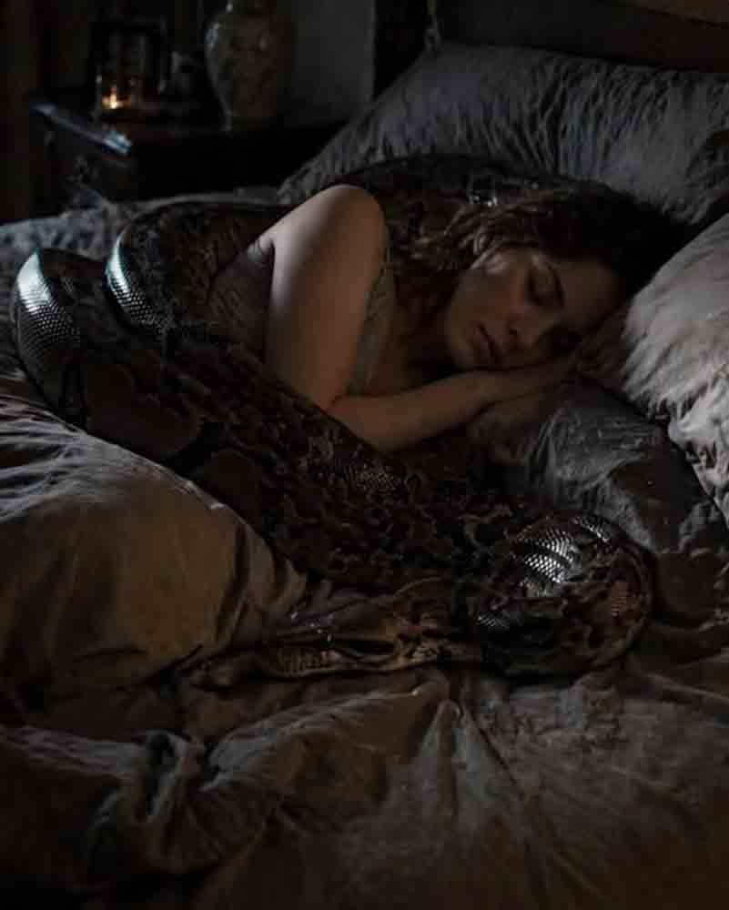 🐍 Աղջիկը տանը հսկայական պիթոն էր պահում. մի օր օձն սկսեց տարօրինակ վարվել, հրաժարվեց սննդից ու սկսեց փաթաթվել տիրուհու գոտկատեղին, իսկ հետո աղջիկը նրա մասին մի սարսափելի բան իմացավ 😱