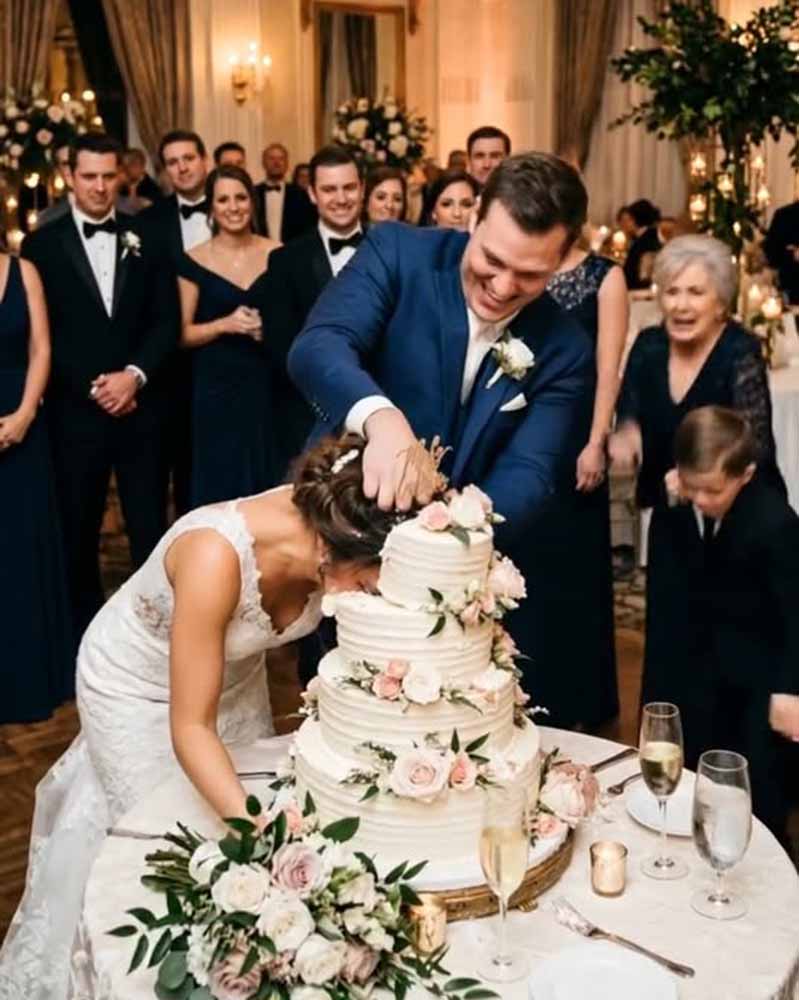 🍰 Անտեղյակ լինելով, որ իր կինը միլիարդատիրոջ գաղտնի դուստրն է, Դարիուսը հրեց Մարիսայի դեմքն այն տորթի մեջ, որը նա 3 օր թխում էր իրենց որդու համար: &laquo;Ճանաչիր քո տեղը&raquo;, - ծաղրեց նա, մինչ սիրուհին նկարահանում էր խայտառակությունը: Տղամարդը կարծում էր, որ կինն անզոր է, բայց հանկարծ պարահանդեսի դռները բացվեցին, և որոտացող ձայնն ասաց... 🍰
